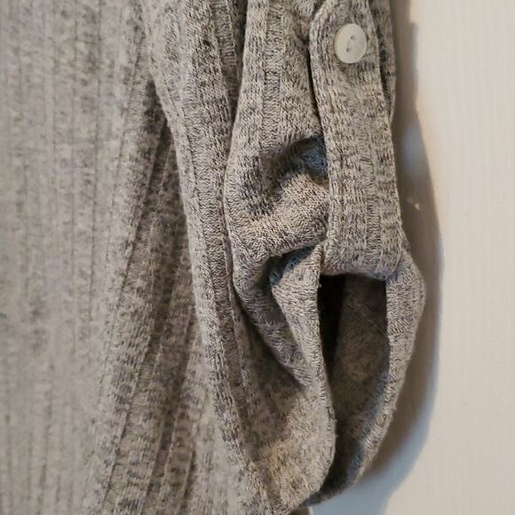 A. Byer Women's Cinch Sleeve Ribbed Hi Lo Top Size Large - Picture 3 of 5